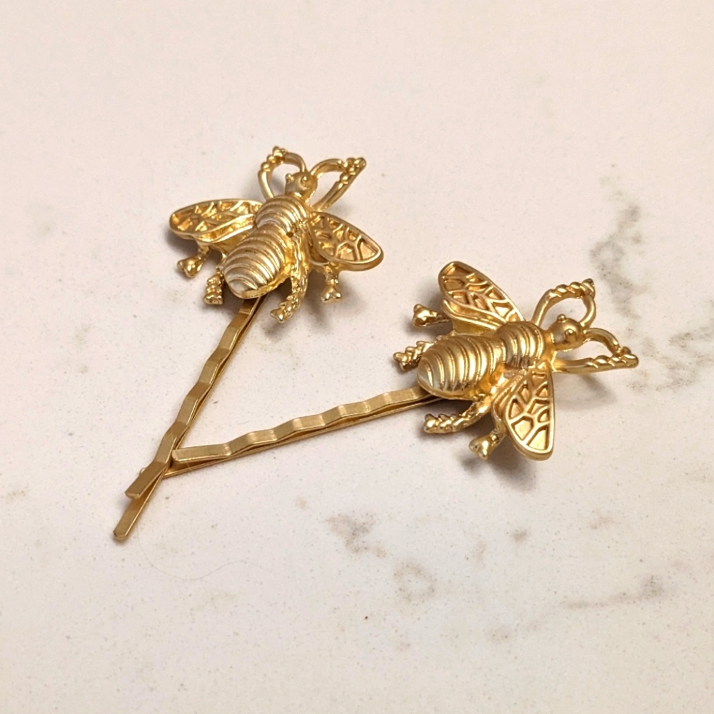 NWOT Gold honey bee clips set of two